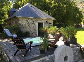 Lodge ou Gîte de caractére avec jaccuzi spa piscine, hotel sa bazenima u gradu Argeles-Gazost