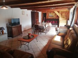 Grand gite 14 personnes ,cour ,salle de jeux, proche du village , commerces, hotel din Murat