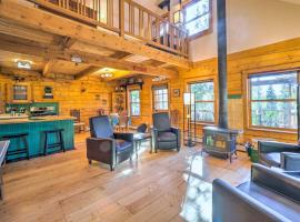 Secluded Black Hawk Log Cabin with Fire Pit!, hotel a Black Hawk