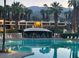 Large Creekside Studio at Shadow Mountain Resort and Club, serviced apartment in Palm Desert