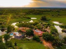 Pousada Araras Pantanal Eco Lodge, hotel with parking in Carvoalzinho