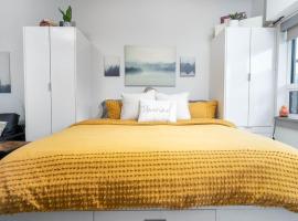Top Floor on Okanagan Lake with AC & Heated Pool, beach hotel in Vernon