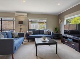 Spacious Family Home - Fenced Garden - Netflix, hotel with parking in Auckland