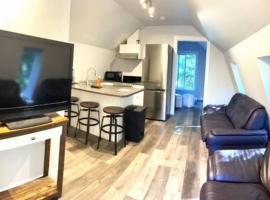 Rustic 1-Bedroom farm style loft with fire pit, מלון זול בCobble Hill