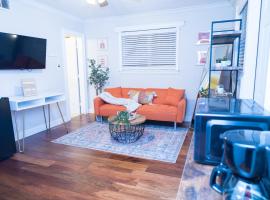 Cozy and Adorable 1 Bdr/1 BA (Sunshine Home), guest house in Miami