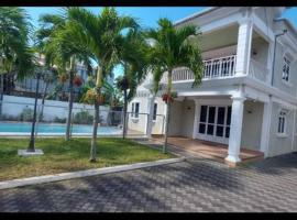 Villa Palmira 6 suites avec piscine 5 min à pied de la plage Pereybere, hotel v destinácii Pereybere