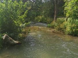 Fisherman's Cabin on the banks of the River Meon, hotel v destinácii Southampton