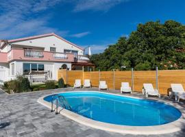 Holiday Home Maroko, with private pool: Galovac şehrinde bir daire