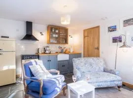 Bijou Coastal Apartment in Polperro with Onsite Parking