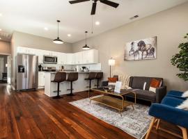 Historic CozySuites 4BR 2BA with modern touches!, hotel em Louisville