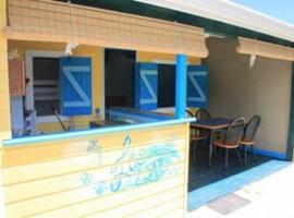 Gîtes tit'anse Léo et l'eau, piscine commune, self catering accommodation in Cadet