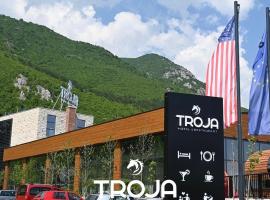 Hotel Troja, hótel í Istok