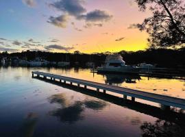 Absolute waterfront home with private jetty, kotedžas mieste Fishing Point