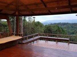 Greenleas, Cottage, Swimming Pool and Log Fire, hotel com piscina em Mae Chan