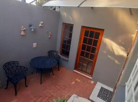 Cozy 1 Bedroom Cottage, hotel con parcheggio a Johannesburg