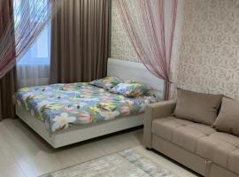 1 комнатная квартира, hotel with parking in Astana