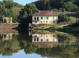 Forest Lake views and fishing, cheap hotel in Tronçais