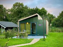 Duurzame cabin, gelegen in de natuur aan zee, alojamento na praia em Callantsoog