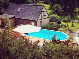 Le Vieux Moulin Gites - Detached cottage with garden views and pool, cheap hotel in Guégon