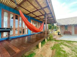 Rembulan Escape - The Container House, hotel in Kampung Penarik