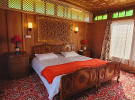Lily Of The World Houseboat, hotel di Srinagar