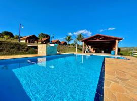 Chácara com 4 Chalés, grande piscina e muito verde, hotel em Atibaia