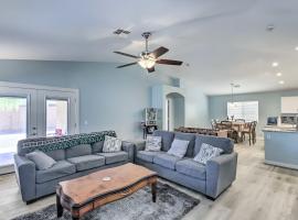 NEW! Family and Dog Friendly Maricopa Home with Grill & Patio, hotell med parkeringsplass i Maricopa
