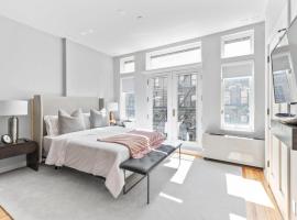 Luxe Studio Apt with Charming Juliet Balcony, hotel económico en Nueva York