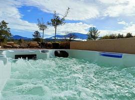 Gîte de charme avec jacuzzi face au Mont Ventoux, hotel in Crestet