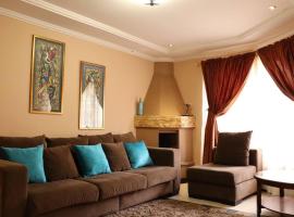 Cozy and Spacious Home with Incredible Location, sumarbústaður í Cuenca