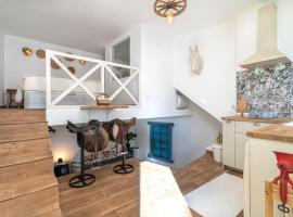 Casa Estábulo- Cozy Rustic Farmhouse (HORSE LOFT): Estômbar'da bir otel