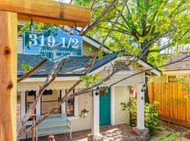 Vintage 50s Victorian Styled Apt in Old Roseville, hotel con estacionamiento en Roseville