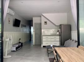 Island House Rentals 25, holiday home in Ko Samed