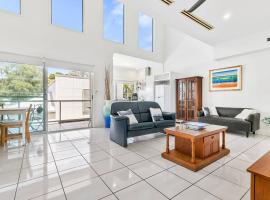 Smooth Sailing -Modern 2 bedroom apartment!, hotel a Bellara