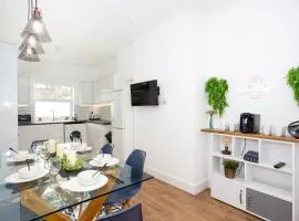 Huge 4 Bedroom House with Garden, Close to Beach