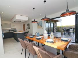 Stunning home, sea views, walk to beach, rumah percutian di Saint Ervan