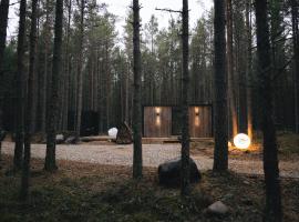 ÖÖD Hötels Rooslepa - FIKA, MYSA , SKÖNT-with sauna، فندق مع موقف سيارات في Rooslepa