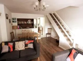 Welsh holiday home sleeps 5 close to beaches & mountains