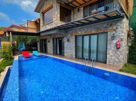 2 Bedroom Private Villa with Infinity Pool and Sea View, cabaña o casa de campo en Faralya
