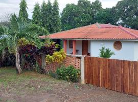 Casa completa/ familiar a 3km de playa el Arenal, cabana o cottage a Pedasí Town