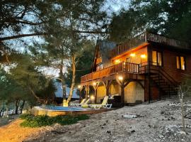 Panurla Wooden House havuz & sauna kırmızı, chalet de montaña en Urla
