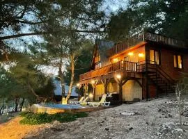 Panurla Wooden House havuz & sauna kırmızı