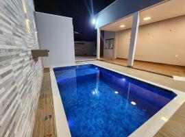 Casa em Alter Do Chão, com piscina, próxima a praia., maison de vacances à Santarém