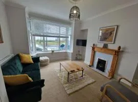 Lovely Seafront Apartment with Garden