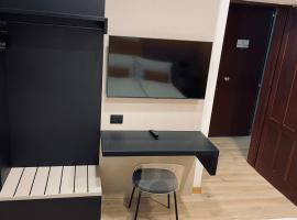 House of Bruno - Only self check-in, hotel in Trento