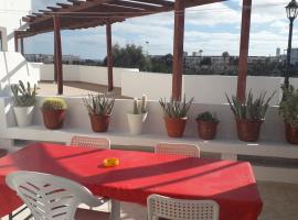 Sunny self-catering apartment Costa Teguise, Lanzarote, Spain, hotel in Costa Teguise