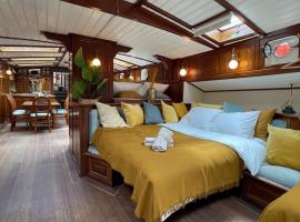 AMAZING PRIVATE LUXURY BOAT ACCOMMODATION, boat in Amsterdam
