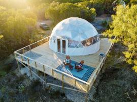 OMG! Amazing Mountain Pond View Geo Dome Glamping Retreat, lodging in Marble Falls