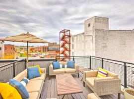 Downtown Condo with Rooftop Patio and City Views!, feriebolig i Omaha