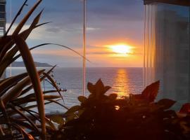 MARBELLA FRENTE AL MAR, un dormitorio con dos camas, mas otra cama abatible en el salon